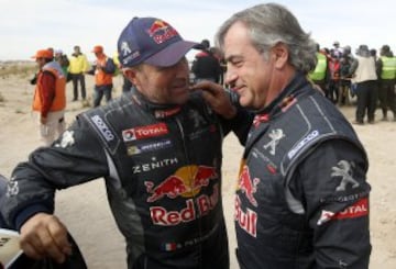 Sexta etapa, Uyuni-Uyuni. El francés Stephane Peterhansel conversa con el español Carlos Sainz antes de la salida.