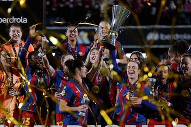 Las jugadoras del Barcelona levantan el trofeo de campeonas de Supercopa de España.