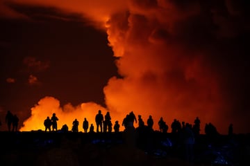 La castástrofe ha atraído a numerosas personas que se han acercado a ver la lava y las columnas de humo de la actividad volcánica entre Hagafell y Stóri-Skógfell.