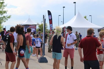 Los aficionados de Estados Unidos lo pasaron en grande en la fan zone antes del partido del Hexagonal ante Trinidad y Tobago. "Vamos a ganar 8-0", decía un aficionado del Team USA.