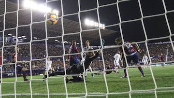 Isco marcó el 1-2 en el estadio del Levante saliendo desde el banquillo, pero el equipo local terminó empatando (2-2).