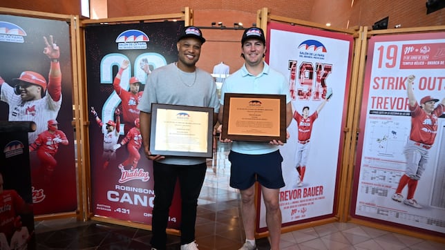 Salón de la Fama reconoce logros de Trevor Bauer y Robinson Canó
