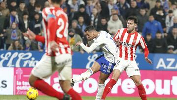 Maikel Mesa comandó al Zaragoza hacia la victoria y lo hizo sumando un nuevo gol para su cuenta. Ya son ocho los tantos del centrocampista, que en esta ocasión, se aprovechó de un error defensivo del Sporting. En la imagen, anotando el segundo tanto.