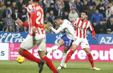 Maikel Mesa comandó al Zaragoza hacia la victoria y lo hizo sumando un nuevo gol para su cuenta. Ya son ocho los tantos del centrocampista, que en esta ocasión, se aprovechó de un error defensivo del Sporting. En la imagen, anotando el segundo tanto.
