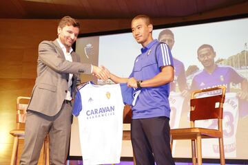 El futbolista japon¨¦s, exjugador del Dortmund, lucir¨¢ el dorsal 23 a la espalda con el Real Zaragoza.