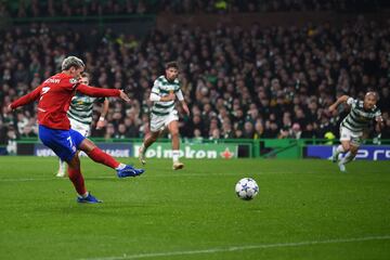 1-1. Antoine Griezmann lanza el penalti, adivina la trayectoria Joe Hart que toca el balón con la mano, pega en el palo y el rechace le cae al jugador francés para rematar a puerta vacía.