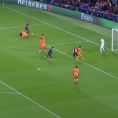 El Lyon pregunta en sus redes sociales si es penalti de Denayer