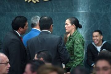 María del Rosario Espinoza saluda a dirigentes mexicanos, mientras que al fondo se encuentra Misael Rodríguez sentado riéndose.