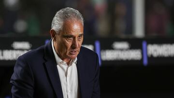 AMDEP5209. LA PAZ (BOLIVIA), 22/08/2024.- El director técnico Tite de Flamengo reacciona este martes, en el partido de vuelta de octavos de final de la Copa Libertadores entre Bolívar y Flamengo en el estadio Hernando Siles en La Paz (Bolivia). EFE/ Luis Gandarillas