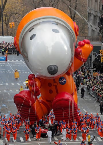 El personaje hizo acto de presencia con éste tierno disfraz de astronauta.