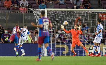 Martin Braithwaite marca de cabeza el 2-0 al filo del descanso para darle tranquilidad al Barcelona. 