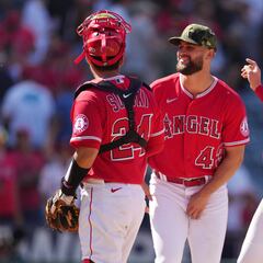 Kurt Suzuki under observation after ball to the neck