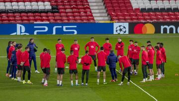 Charla del Profe Ortega a la plantilla rojiblanca en Old Trafford, en el último entrenamiento del Atlético antes del partido ante el United.