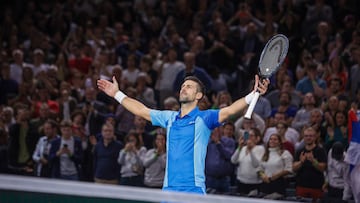 Novak Djokovic celebra su victoria contra Holger Rune en el Paris Masters.