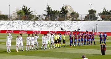 Los dos equipos posan antes del inicio del encuentro.