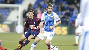 Brasanac, controla el bal&oacute;n en un partido contra el Eibar.