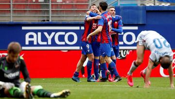 GRAF9080. EIBAR (GIPUZKOA), 29/02/2020.- Los jugadores del Eibar celebran el gol del centrocampista chileno Fabián Orellana ante el Eibar, durante el partido de la jornada 26 de LaLiga Santander disputado este sábado en el estadio Municipal