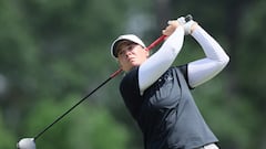 La golfista estadounidense Lauren Coughlin golpea la bola durante la primera jornada del Chevron Championship.