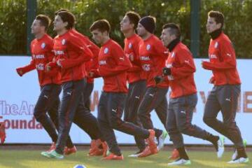 La Selección llegó a Londres después de esperar mucho en el aeropuerto e inmediatamente se trasladó al centro de entrenamientos del Arsenal. Alexis Sánchez fue el guía.