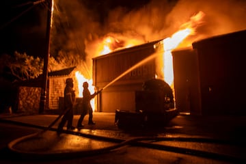 Bomberos intentan apagar un incendio en una casa en Palisades, al oeste de Los Ángeles, California.