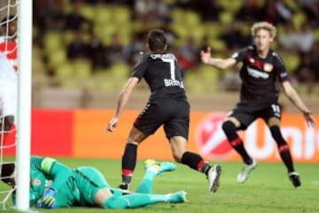 La secuencia en imágenes del gol 100 de Chicharito