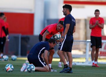 The Sevilla coach was caught full in the face by what must have been a fiercely struck ball during training but was ok to continue after the club's medical staff gave him some treatment.