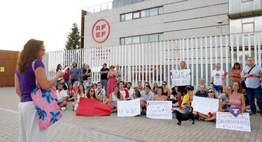 Con tarjetas rojas y pancartas reivindicativas los manifestantes piden la dimisión del presidente de la RFEF, Luis Rubiales.