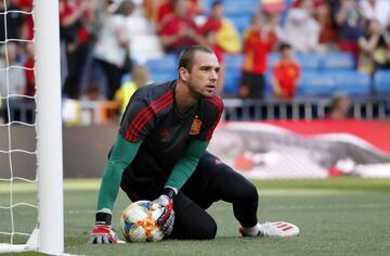 Pau López, en un partido con la Selección.