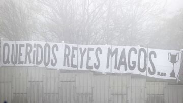 Pancarta en el Cerro del Espino de la afición del Atlético al equipo esta semana.