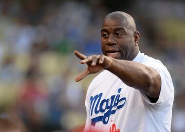 Otro basquetbolista bueno para los negocios es Earvin 'Magic' Johnson, quien en 2012 se hizo uno de los tres dueños de los Dodgers de Los Angeles por 2 mil millones de dólares, cifra récord para una compra de un equipo de beisbol. A pesar de la inversión, los Dodgers no han podido conquistar la Serie Mundial, la cual llevan buscando desde 1988.
