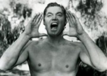 Johnny Weissmuller, haciendo su característico grito de Tarzán.