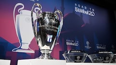 El trofeo de campe&oacute;n de la UEFA Champions League en el sorteo de octavos de la temporada 2019-2020.