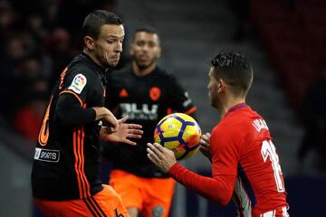 El defensa francés del Atlético de Madrid, Lucas Hernández, pelea el balón frente al centrocampista serbio del Valencia, Nemanja Maksimovic 