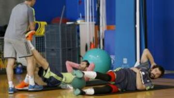 Sergio Llull y Rudy Fernández hacen ejercicios de recuperación.