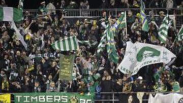 Los fans de los Timbers de Portland celebran el la final.