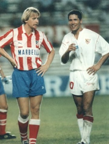 Diego Pablo Simeone llegó al Sevilla en 1992, pero su trayectoria futbolística comenzó mucho antes, en las categorías inferiores del Club Atlético Vélez Sarsfield. Su debut en Primera División Argentina sería el 13 de septiembre de 1987. Pasaría en 1990 al Pisa Calcio durante dos temporadas y, finalmente llegaría a España bajo un rojiblanco diferente del de hoy.