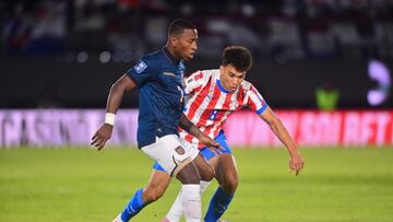Ecuador's defender #07 Pervis Estupinan and Paraguay's midfielder #08 Diego Gomez fight for the ball during the 2026 FIFA World Cup South American qualifiers football match between Paraguay and Ecuador at the Defensores del Chaco stadium in Asuncion on September 4, 2025. (Photo by Daniel DUARTE / AFP)