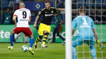 Yarmolenko (en el centro de la imagen vestido de negro), se dispone a disparar a puerta en el encuentro que el Borussia ganó al Hamburgo.