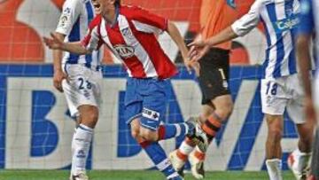 <b>DECISIVO. </b>Camacho celebra uno de sus dos goles al Recre.