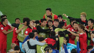 Doha (Qatar), 02/12/2022.- Team of South Korea celebrate after the FIFA World Cup 2022 group H soccer match between South Korea and Portugal at Education City Stadium in Doha, Qatar, 02 December 2022. (Mundial de Fútbol, Corea del Sur, Catar) EFE/EPA/Abir Sultan