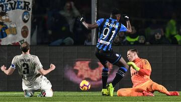 Atalanta's Colombian forward Duvan Zapata (C) challenges Juventus' Polish goalkeeper Wojciech Szczesny (R) and Juventus' Italian defender Giorgio Chiellini (L) during the Italian Tim Cup round of eight football match Atalanta Bergamo vs Juventus on January 30, 2019 at the Atleti Azzurri d'Italia stadium in Bergamo. (Photo by Miguel MEDINA / AFP)