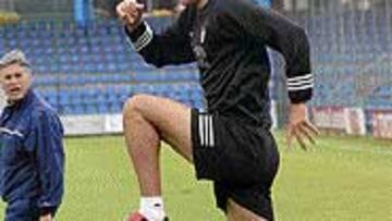 <b>EL CRACK VUELA HACIA TURÍN</B>. Raúl, con Paco López muy atento, se ejercitó ayer.