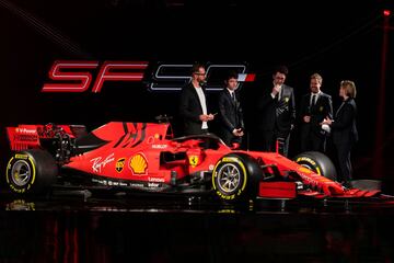 Los pilotos Charles Leclerc y Sebastian Vettel en la presentación del nuevo Ferrari SF90.