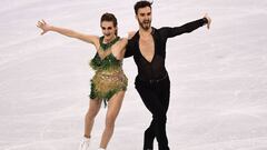 Gabriella Papadakis y Guillaume Cizeron compiten durante el programa corto de danza de patinaje durante los Juegos Ol&iacute;mpicos de Invierno de Pyeongchang.