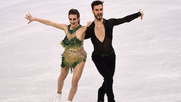 Gabriella Papadakis y Guillaume Cizeron compiten durante el programa corto de danza de patinaje durante los Juegos Ol&iacute;mpicos de Invierno de Pyeongchang.