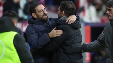 MADRID, 04/02/2025.- Los técnicos del Getafe, Pepe Bordalás (i) y del Atlético de Madrid, el argentino Diego Pablo Simeone, se saludan antes del inicio del encuentro correspondiente a los cuartos de final de la Copa del Rey que disputan hoy martes Atlético de Madrid y Getafe en el estadio Metropolitano, en Madrid. EFE / Kiko Huesca.