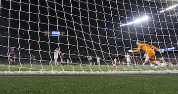 Jugada en la que Jordi Alba centra al segundo palo, remata Sergi Roberto y David de Gea despeja un gol cantado.