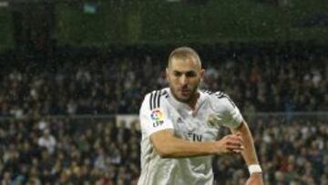 Benzema, durante un partido en el Bernabéu.