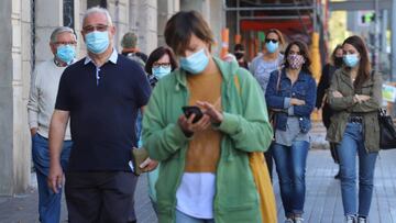 25-9-2020.Barcelona. Gente que va por las calles de Barcelona con o sin mascarilla. Mascarilla . covid-19 . &copy; Foto: Cristobal Castro.