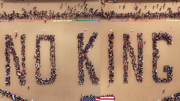 Toma aérea muestra el letrero humano hecho por manifestantes en el “No Kings Day”